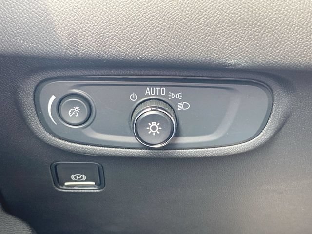 Used 2024 GMC Terrain SLE w/ Driver Convenience Package FWD image 17
