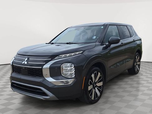 Used 2025 Mitsubishi Outlander SE AWD/4WD image 3