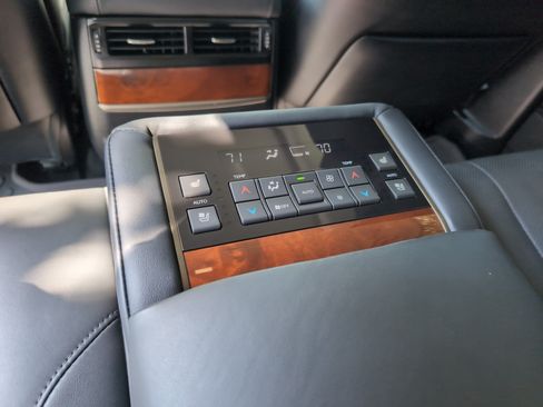 Used 2020 Lexus LX 570 4WD w/ Luxury Package image 38