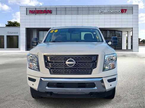 Used 2024 Nissan Titan SV w/ SV Convenience Package image 2