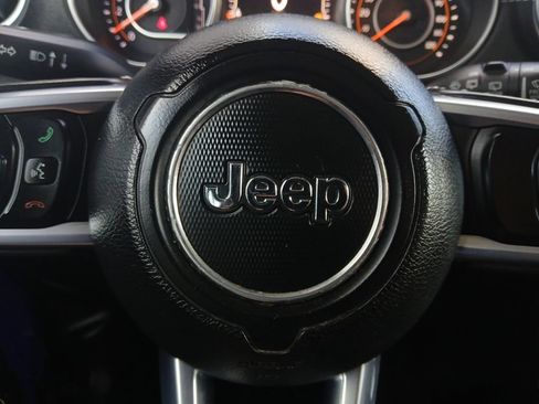 Used 2018 Jeep Wrangler Unlimited Sahara AWD/4WD image 5