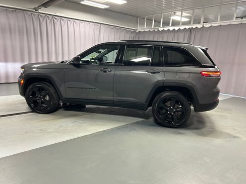 Used 2024 Jeep Grand Cherokee Altitude AWD/4WD image 4