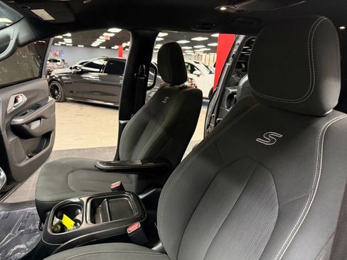 Used 2018 Chrysler Pacifica Touring Plus w/ S Appearance Package FWD image 34