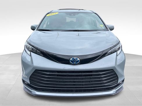Used 2025 Toyota Sienna XLE Woodland Edition AWD/4WD image 8