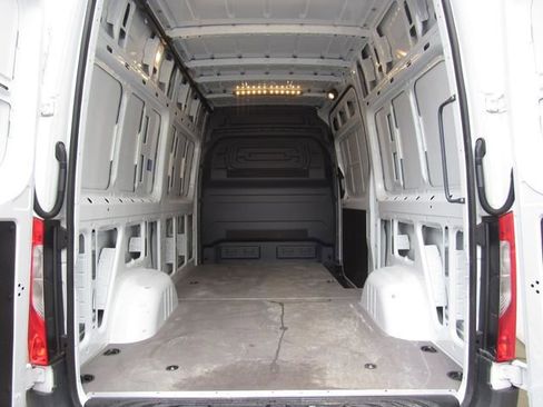Used 2025 Mercedes-Benz Sprinter 2500 image 21