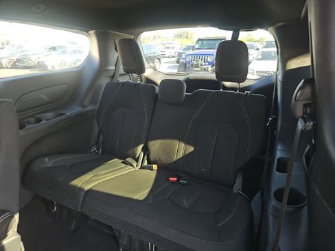 Used 2020 Chrysler Pacifica Touring w/ S Appearance Package FWD image 6