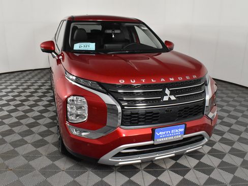 Used 2025 Mitsubishi Outlander SE image 3