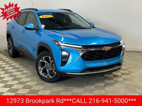 Used 2025 Chevrolet Trax LT FWD image 3