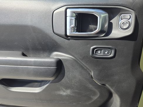 Used 2022 Jeep Gladiator Willys image 26