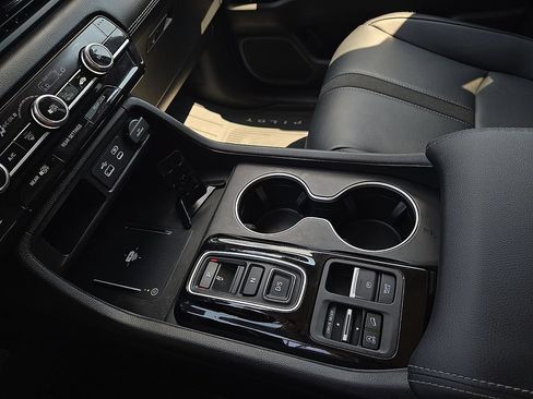 Used 2024 Honda Pilot Touring image 20