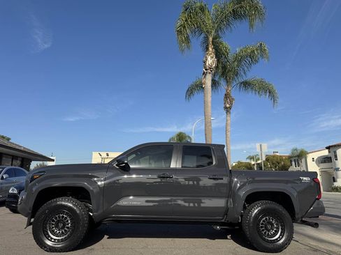 Used 2025 Toyota Tacoma TRD Sport image 2