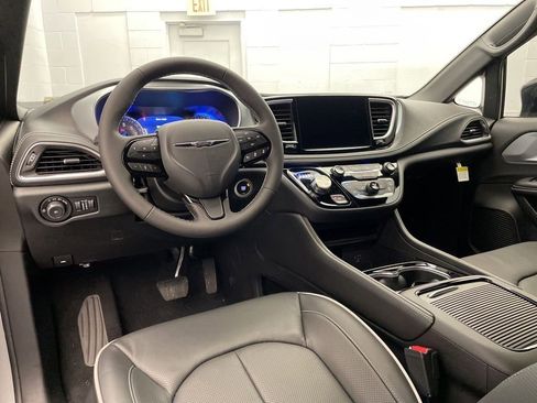 New 2026 Chrysler Pacifica Limited w/ Uconnect Theater Family Group image 12