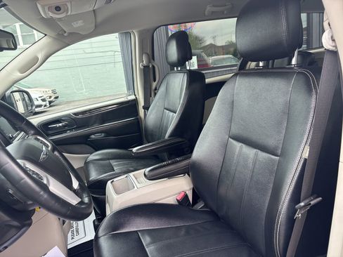 Used 2015 Chrysler Town & Country Touring FWD image 11