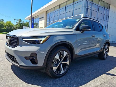 Certified 2026 Volvo XC40 B5 Plus AWD/4WD image 3