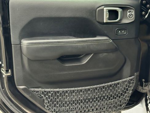 Used 2019 Jeep Wrangler Unlimited Sahara AWD/4WD image 12