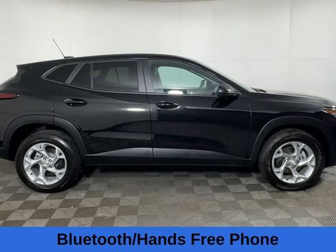 Used 2024 Chevrolet Trax LS w/ LS Convenience Package FWD image 12