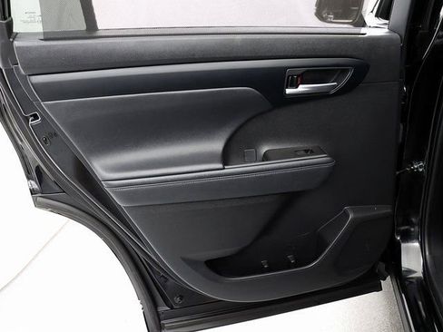 Used 2023 Toyota Highlander XLE image 25