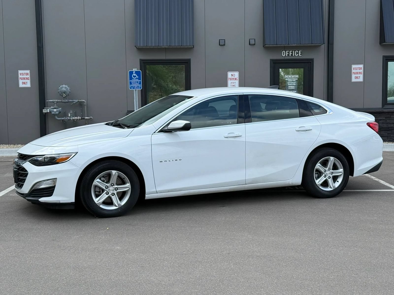 Used 2024 Chevrolet Malibu LS FWD image 2