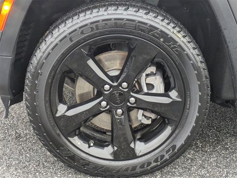 Used 2023 Jeep Grand Cherokee L Limited w/ Luxury Tech Group II image 10