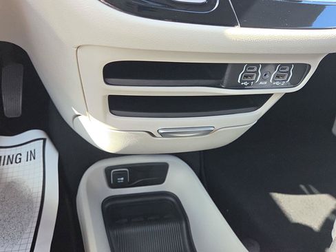 Used 2024 Chrysler Pacifica Touring-L FWD image 33