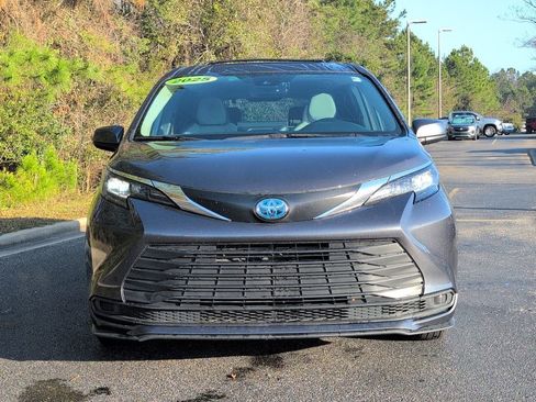 Used 2025 Toyota Sienna LE w/ LE Plus Package image 9
