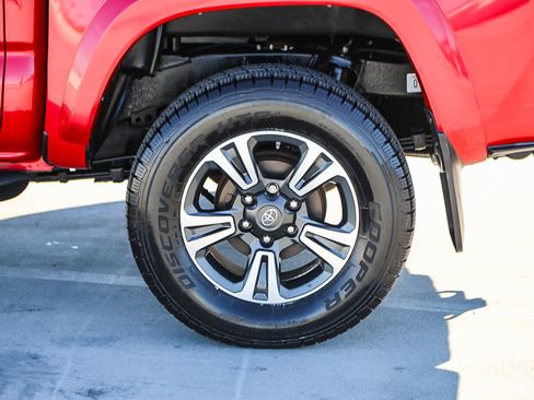 Used 2018 Toyota Tacoma TRD Sport image 11