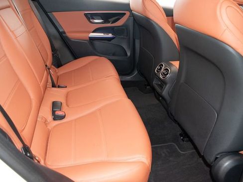 Used 2025 Mercedes-Benz GLC 300 4MATIC image 10