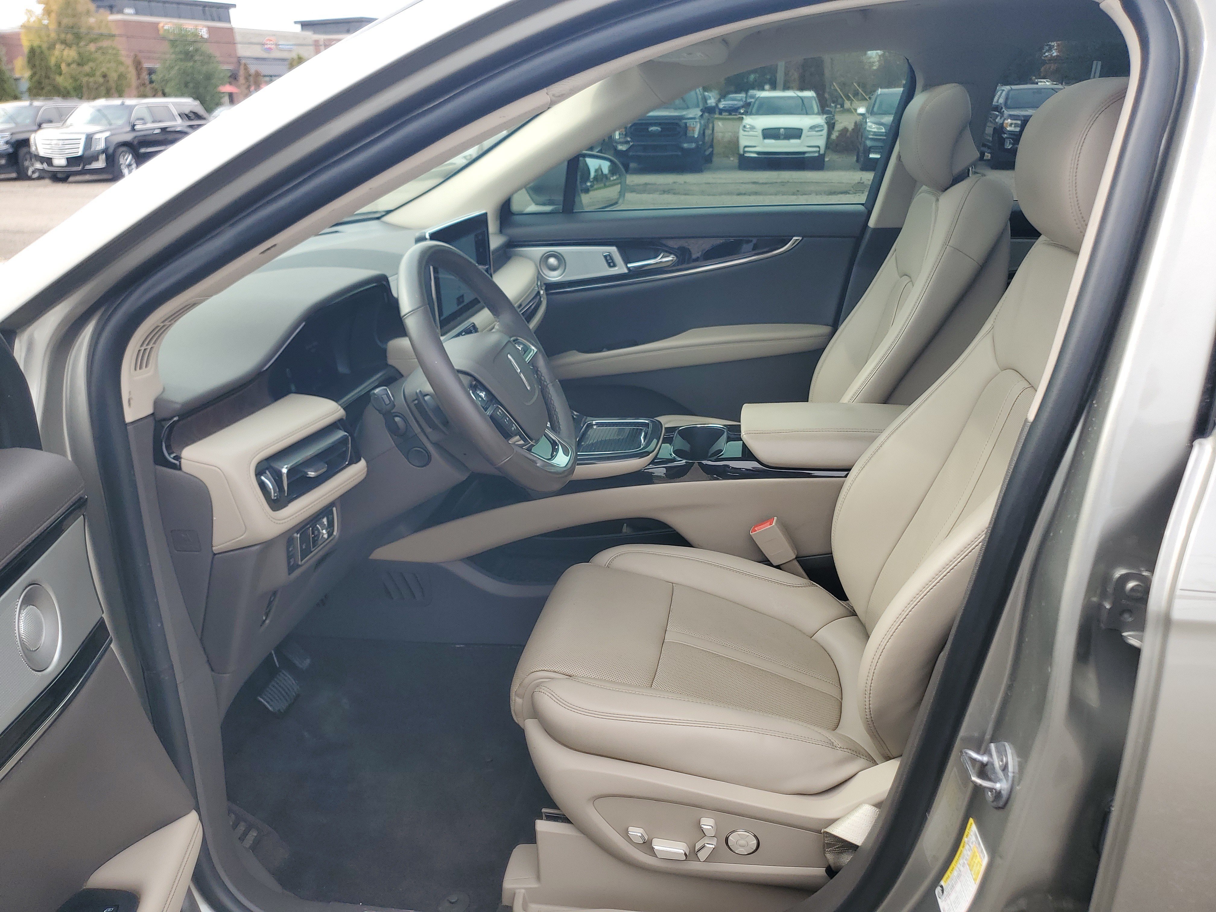 Used 2023 Lincoln Nautilus Reserve w/ Equipment Group 202A AWD/4WD image 12