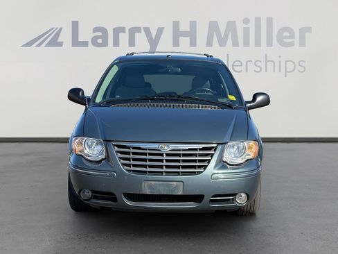 Used 2006 Chrysler Town & Country Limited image 4