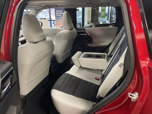 New 2026 Mitsubishi Outlander SE image 13