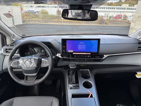 Certified 2025 Toyota Sienna XLE image 9