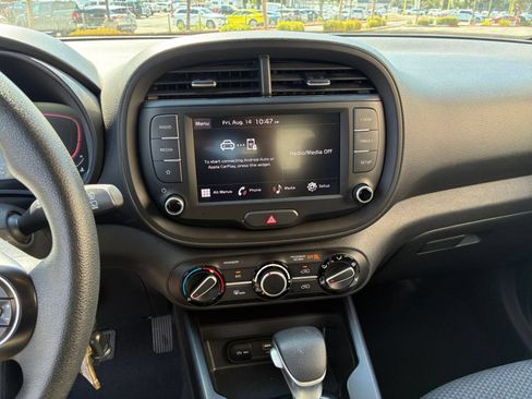 Used 2025 Kia Soul LX w/ LX Technology Package FWD image 17