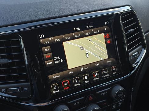 Used 2019 Jeep Grand Cherokee Laredo image 20