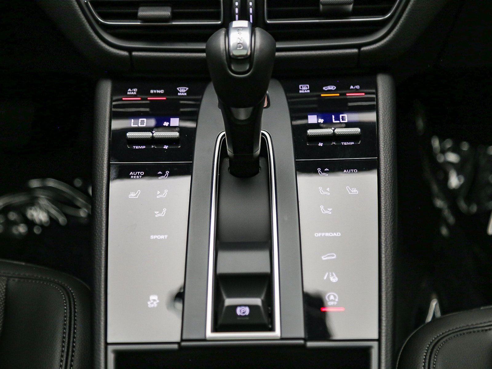Certified 2025 Porsche Macan AWD/4WD image 18
