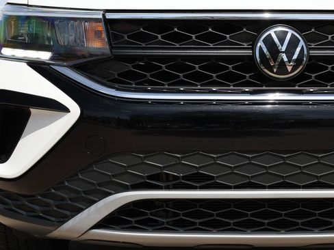 Used 2024 Volkswagen Taos SE image 11