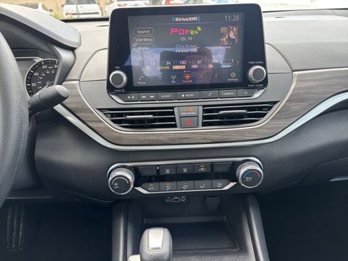 Used 2025 Nissan Altima 2.5 SV FWD image 17