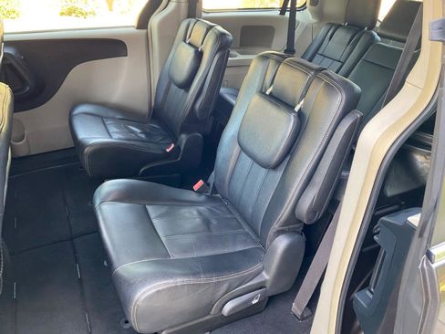 Used 2016 Chrysler Town & Country Touring image 39