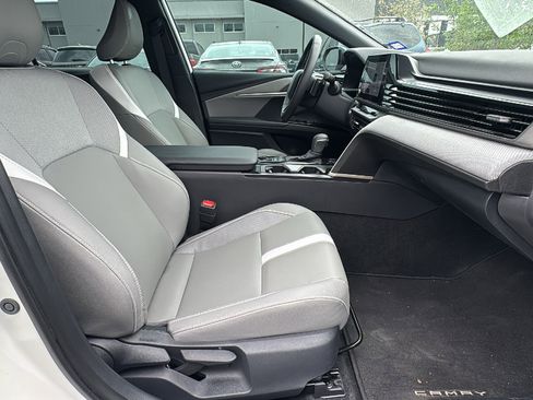 Used 2025 Toyota Camry SE w/ Convenience Package image 26