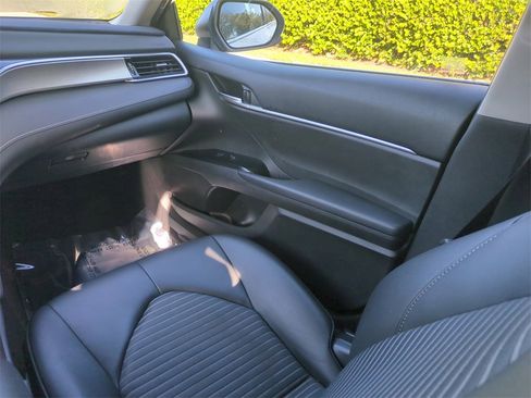 Used 2018 Toyota Camry SE image 19