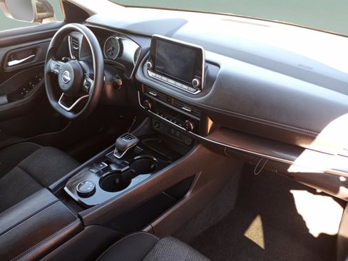 Used 2024 Nissan Rogue SV image 31