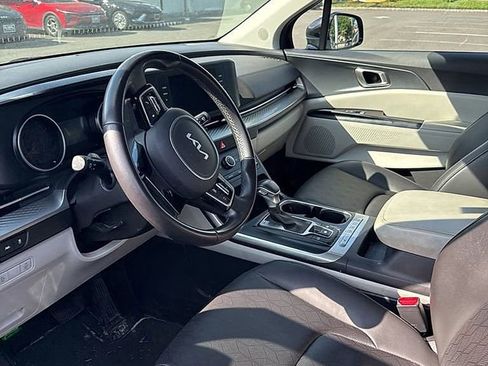Used 2024 Kia Carnival LX FWD image 3
