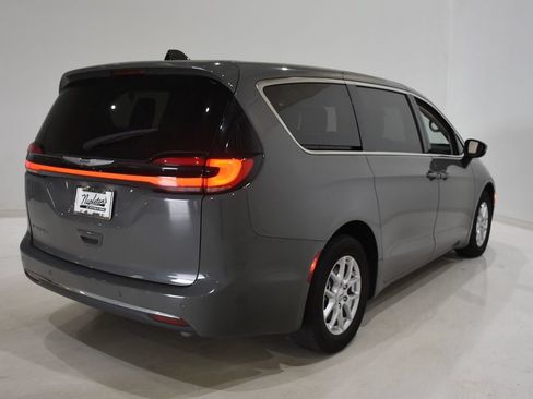 Used 2023 Chrysler Pacifica Touring-L FWD image 4