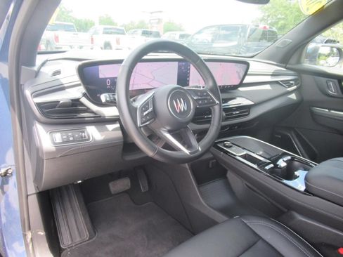Used 2025 Buick Enclave Preferred AWD/4WD image 17