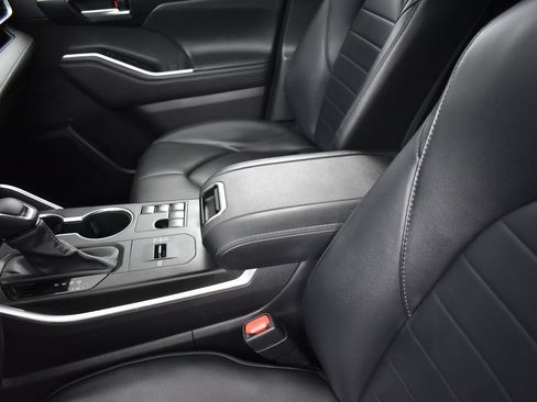 Used 2023 Toyota Highlander XLE FWD image 10