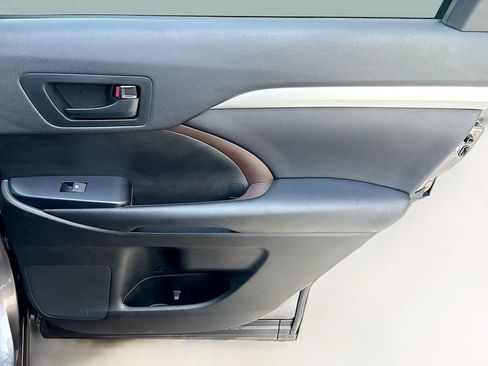 Used 2019 Toyota Highlander Plus FWD image 27