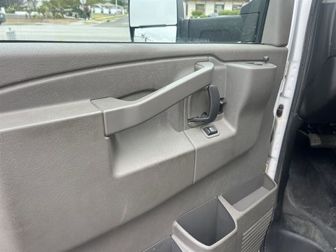 Used 2022 GMC Savana 3500 Extended w/ Power Convenience Package RWD image 10