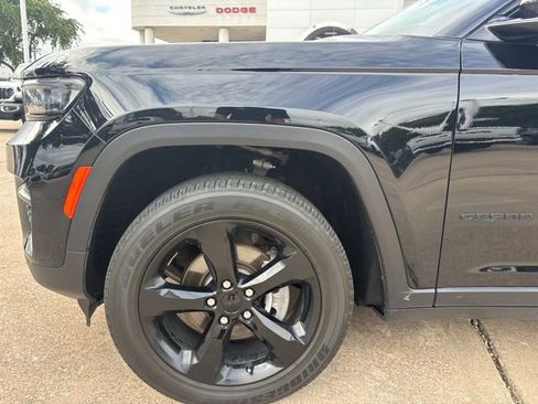 Used 2023 Jeep Grand Cherokee Altitude AWD/4WD image 9