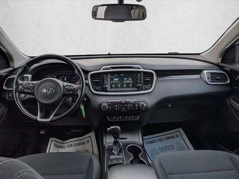 Used 2017 Kia Sorento LX w/ LX Convenience Package image 18