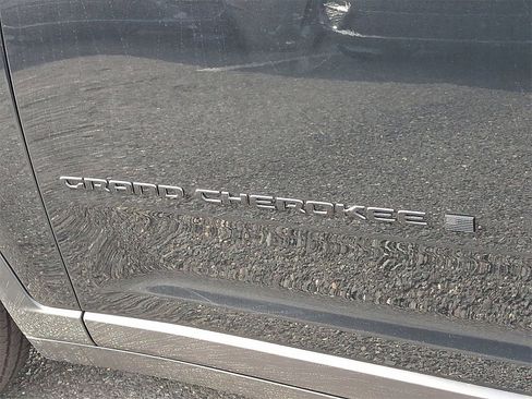 New 2025 Jeep Grand Cherokee Altitude image 13