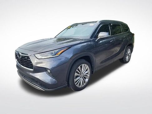 Used 2023 Toyota Highlander Platinum FWD image 2
